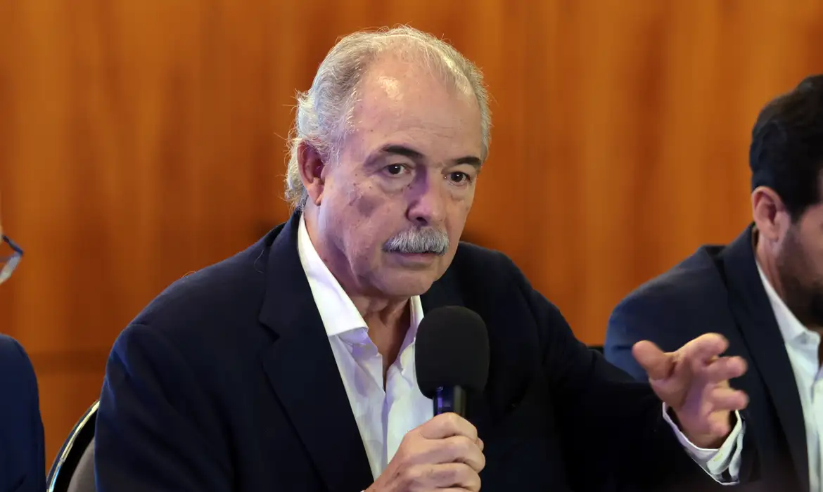 Mercadante defende atuação do Estado para mitigar choque do petróleo e resguardar emprego, produção e combustíveis