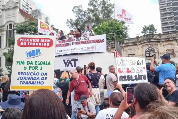 Manifestantes em São Paulo pedem fim da escala 6×1 e medidas contra o feminicídio