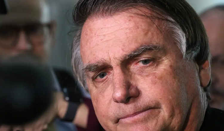 Bolsonaro está em sala de cirurgia para operar o ombro, informa Carlos Bolsonaro