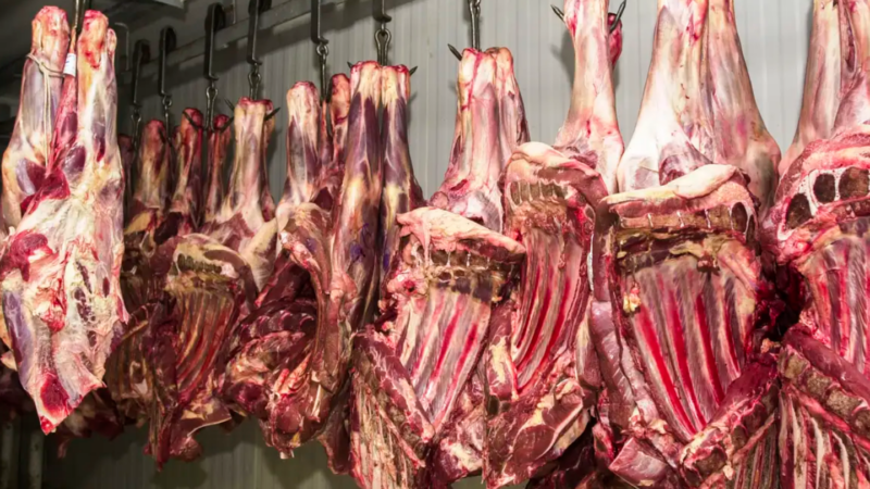 China suspende compras de três frigoríficos brasileiros após identificar falhas sanitárias