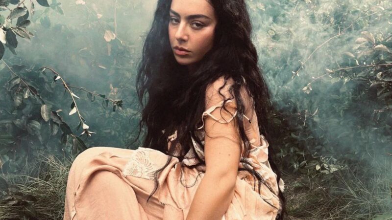Charli XCX anuncia lançamento do single “rock music”