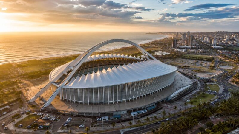 Veja como com um arco gigantesco de 106 metros e o maior balanço em estádio do mundo, o moses mabhida stadium acomoda até 54 mil pessoas, oferece passeio panorâmico com vista para o oceano Índ…