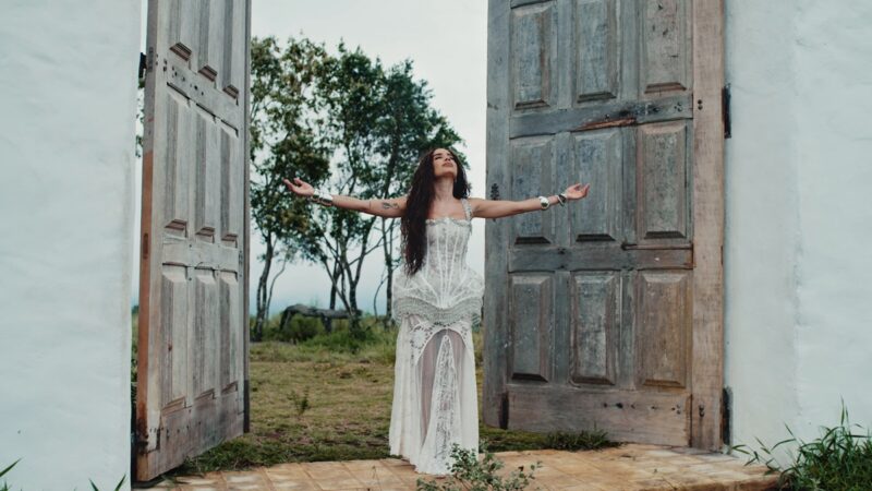 Saiba mais sobre como anitta pode transformar “deus existe” em hino de celebração ao fim da escala 6×1