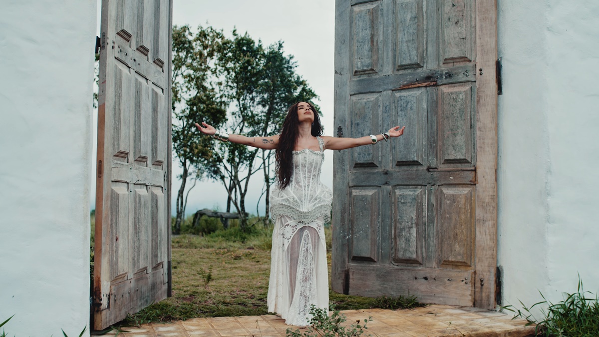 Saiba mais sobre como anitta pode transformar “deus existe” em hino de celebração ao fim da escala 6×1