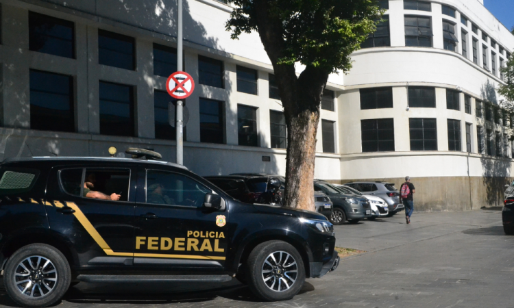 Polícia Federal cumpre 6ª fase da Operação Compliance Zero e prende sete, entre eles pai de dono do Banco Master