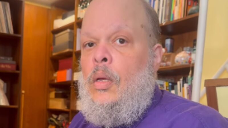 Descubra ed motta ironiza polêmica com garçom e cita paraíba em show