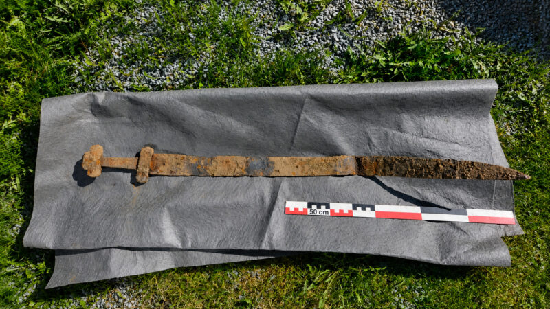 Menino de 6 anos encontra espada viking de 1.300 anos durante excursão escolar na Noruega