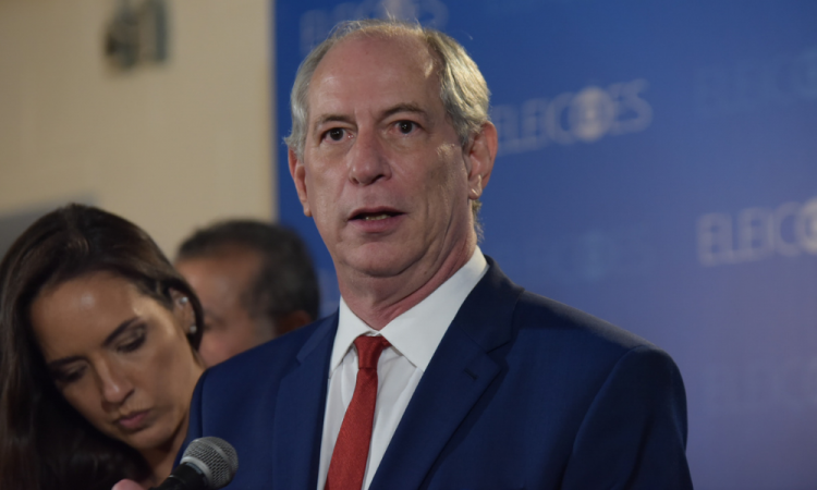 Ciro Gomes manda “prender” apoiador ao confundir gesto com símbolo do Comando Vermelho