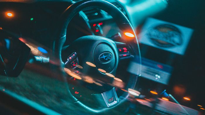 Entenda como por que o brasil ainda bloqueia telas e recursos que você paga no carro?