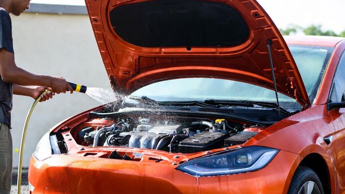 Por que lavar o motor do carro pode causar danos e sair caro