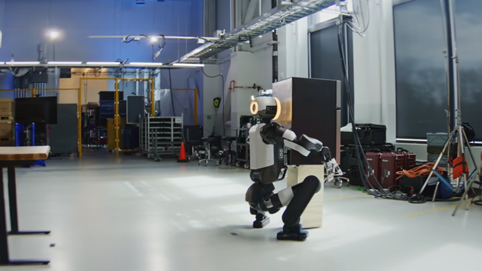 Robô humanoide Atlas levanta minigeladeira e entrega a engenheiro distraído com celular
