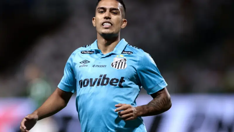 Veja como destaque do santos, igor vinícius é o lateral da série a com mais assistências em 2026