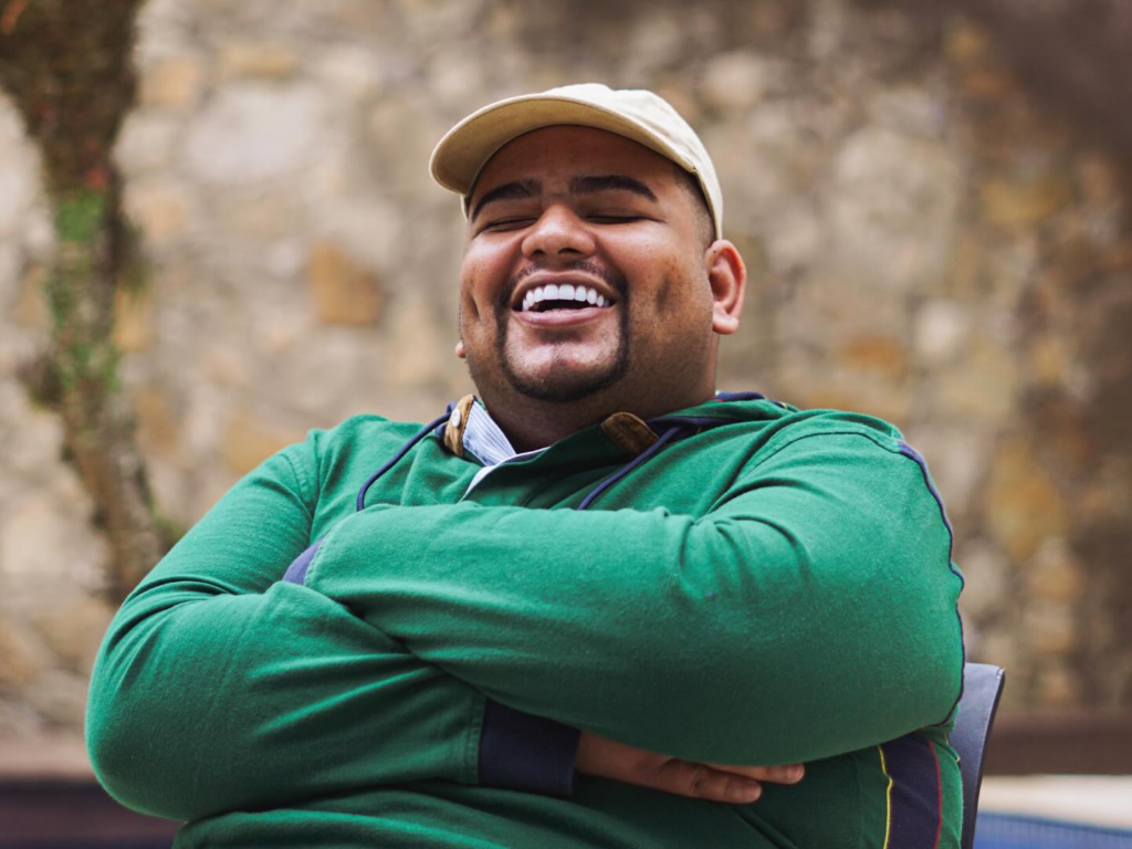 MC Leozinho ZS supera deficiência visual, conquista Top 1 no Spotify e inicia turnê na Europa