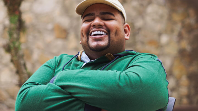 MC Leozinho ZS supera deficiência visual, conquista Top 1 no Spotify e inicia turnê na Europa