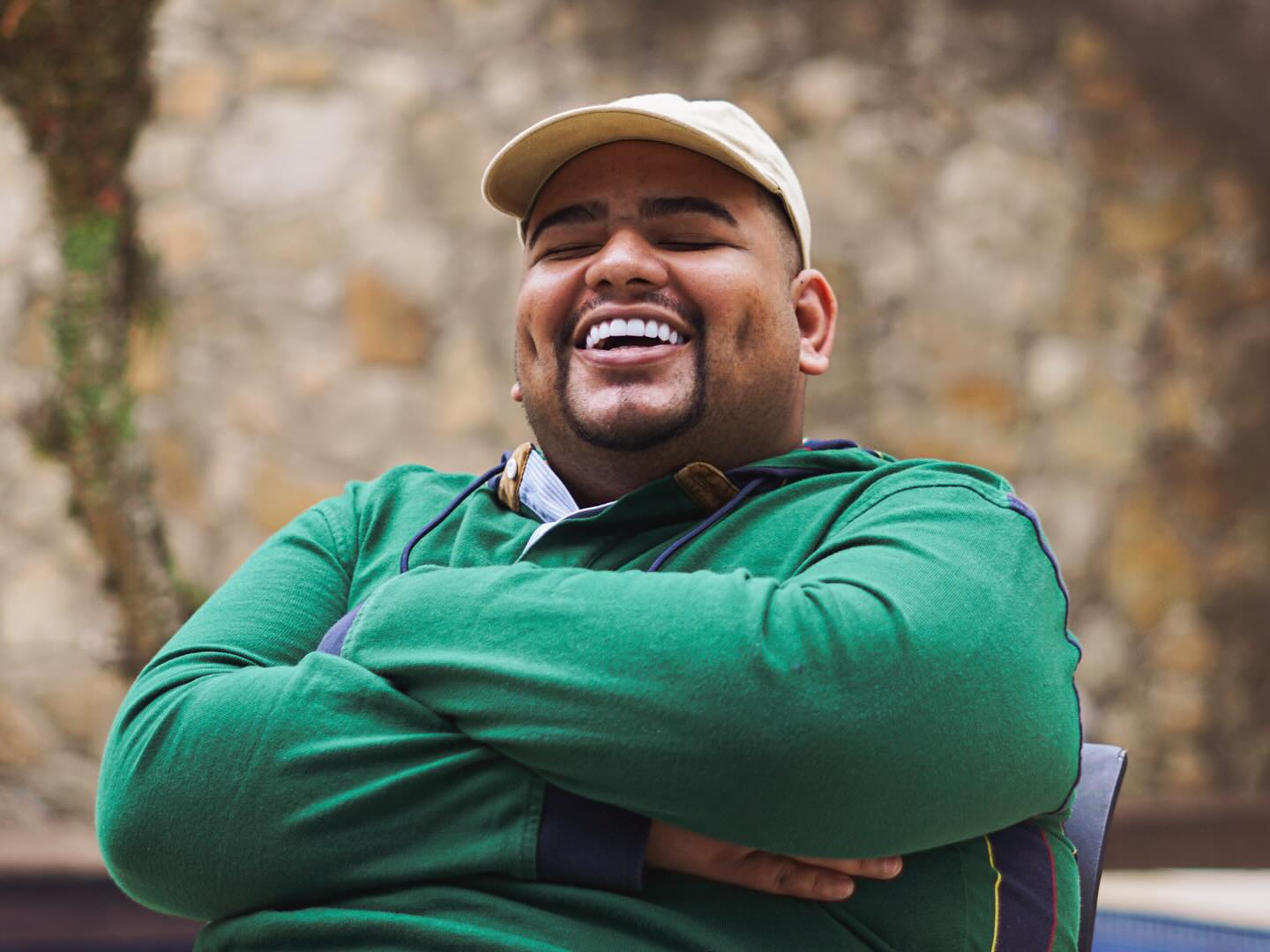 MC Leozinho ZS supera deficiência visual, conquista Top 1 no Spotify e inicia turnê na Europa