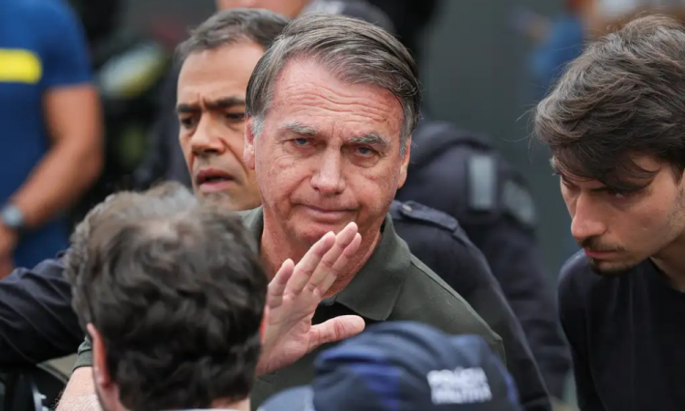 Bolsonaro tem boa evolução após cirurgia no ombro e iniciará reabilitação, diz hospital