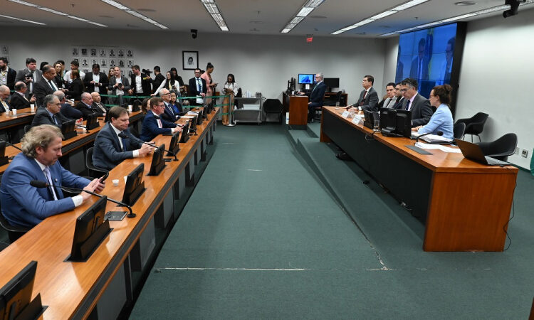 Relator da comissão sobre fim da escala 6×1 prevê apresentar parecer em 20 de maio e votar em 26 de maio