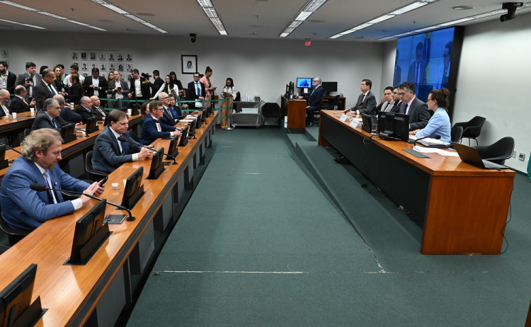 Relator da comissão sobre fim da escala 6×1 prevê apresentar parecer em 20 de maio e votar em 26 de maio