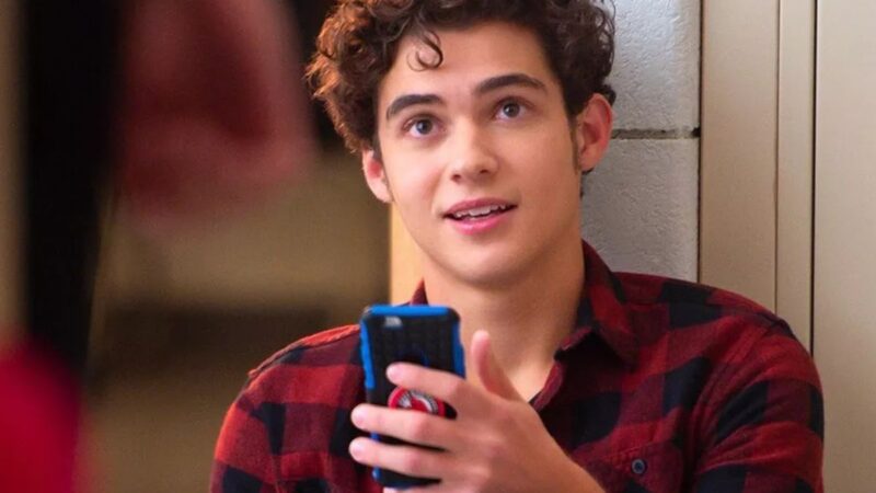 Joshua Bassett, de High School Musical, relata vício em cetamina e rotina de consumo: “Usava seis sacos por noite”