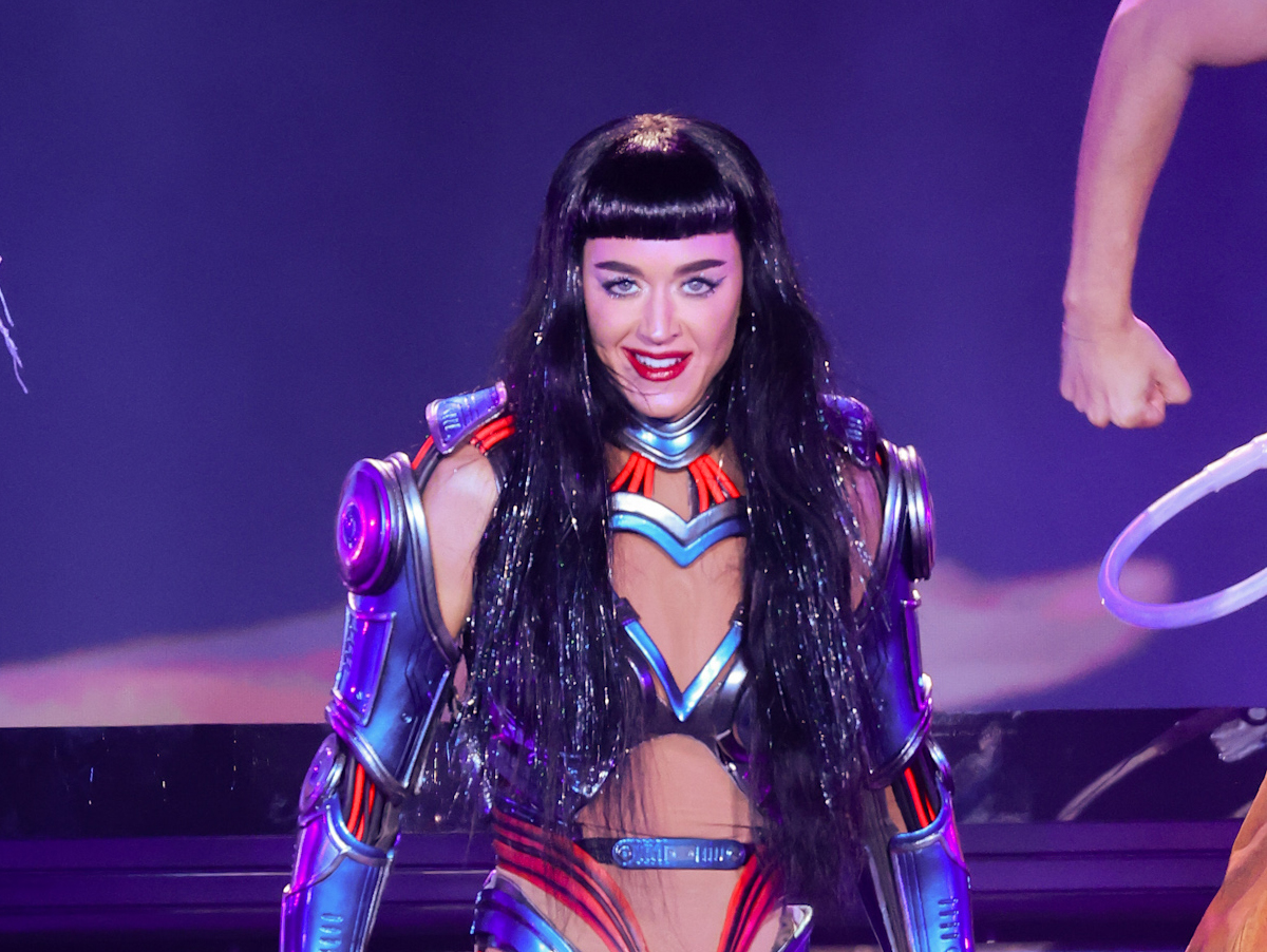 Katy Perry pede paz entre fandoms durante streaming party e cita Swifties, Beyhive e Little Monsters