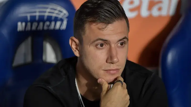 Erros de Lucas Piton aumentam desgaste com a torcida após derrota do Vasco para o Bragantino