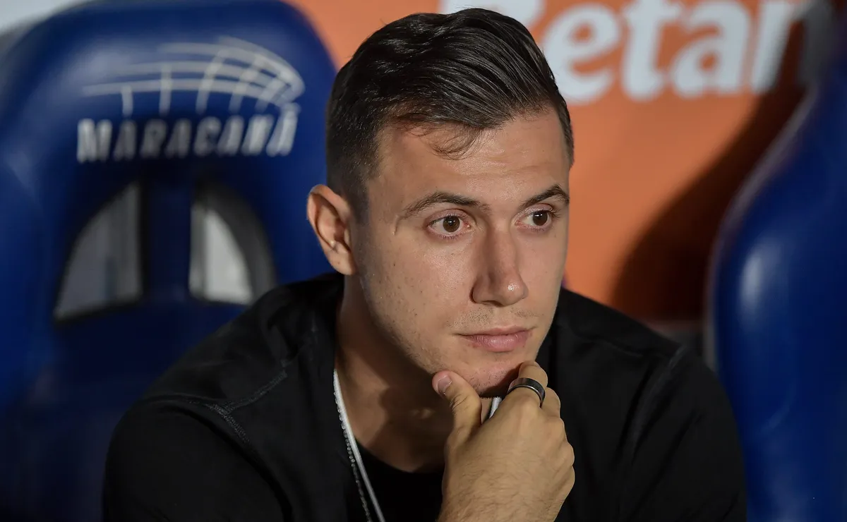 Erros de Lucas Piton aumentam desgaste com a torcida após derrota do Vasco para o Bragantino