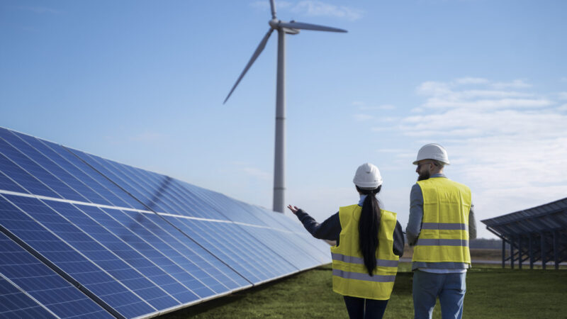 Energia solar ultrapassa R$ 300 bilhões em investimentos e aponta limites para expansão no Brasil
