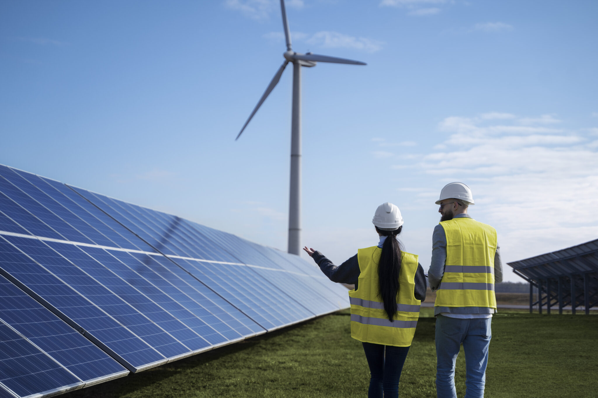 Energia solar ultrapassa R$ 300 bilhões em investimentos e aponta limites para expansão no Brasil