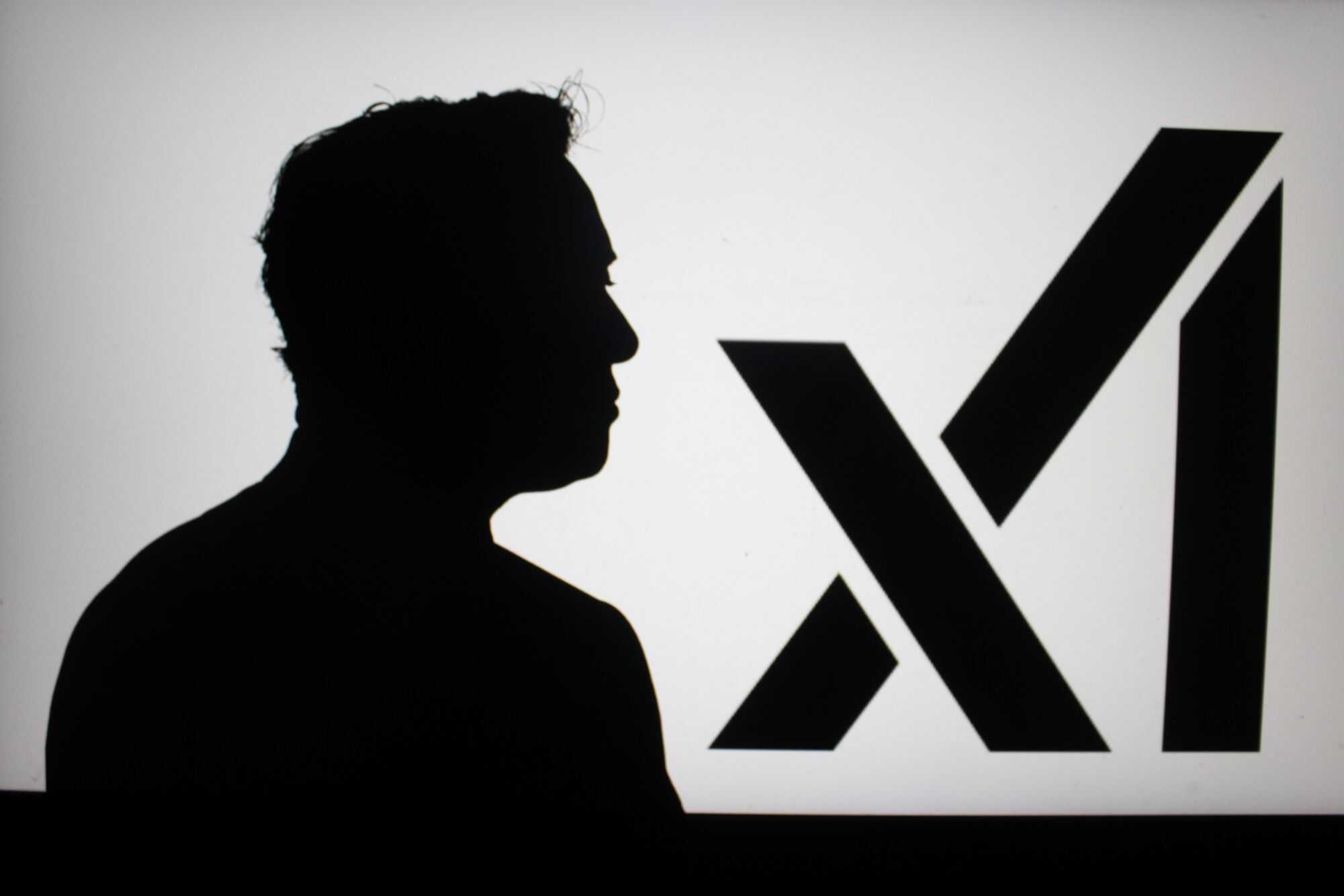 França transforma em investigação criminal caso contra Elon Musk e X por uso do Grok