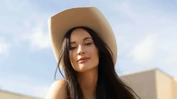 Kacey Musgraves lança sétimo álbum de estúdio, “Middle of Nowhere”