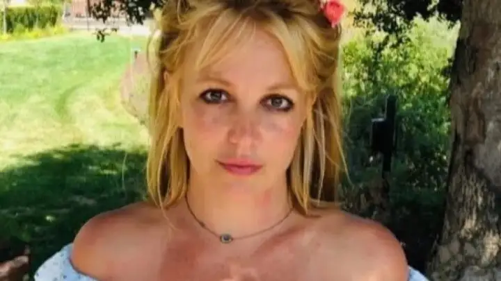 Britney Spears recebe alta de clínica de reabilitação e continuará acompanhamento remoto