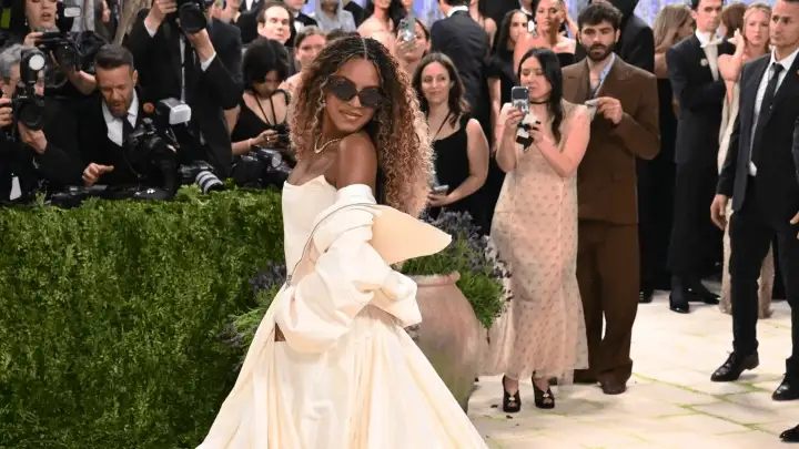 Blue Ivy mantém óculos escuros no tapete vermelho do Met Gala mesmo após pedidos de Jay-Z