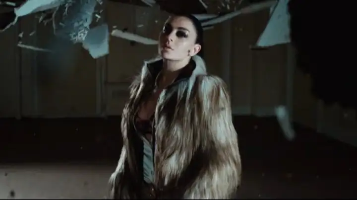 Charli XCX lança single “Rock Music” e diz que “a pista de dança está morta”