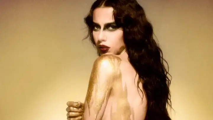 Marina Sena comemora álbum mais ouvido com ensaio em que posa nua e coberta de tinta dourada