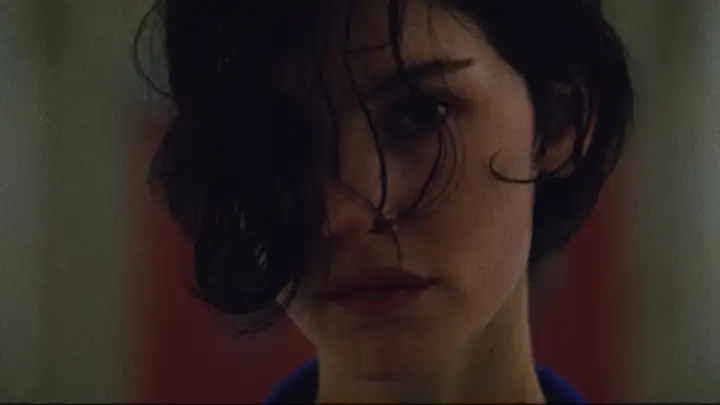 17/07/2026 — Gracie Abrams lança single “Hit The Wall” e anuncia terceiro álbum “Daughter from Hell”