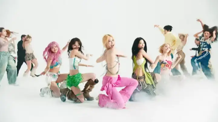 LE SSERAFIM lança clipe energético de “BOOMPALA” e publica letra com tradução