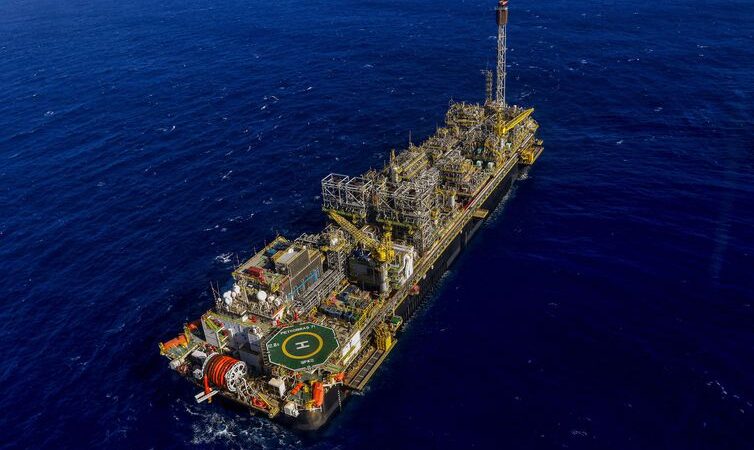 Veja como governo avalia prorrogar imposto sobre exportação de petróleo para segurar preços dos combustíveis