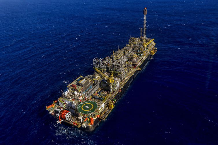 Veja como governo avalia prorrogar imposto sobre exportação de petróleo para segurar preços dos combustíveis