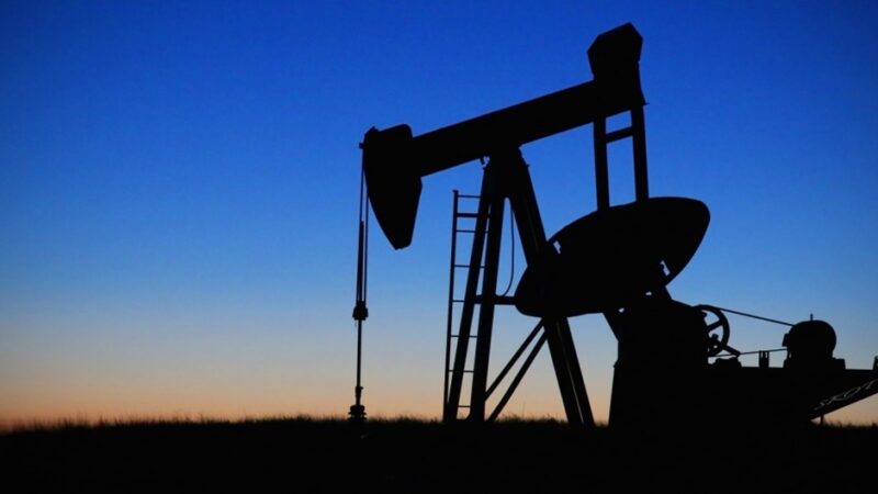 Investidores monitoram negociações entre Estados Unidos e Irã; mercados abrem em ritmo misto