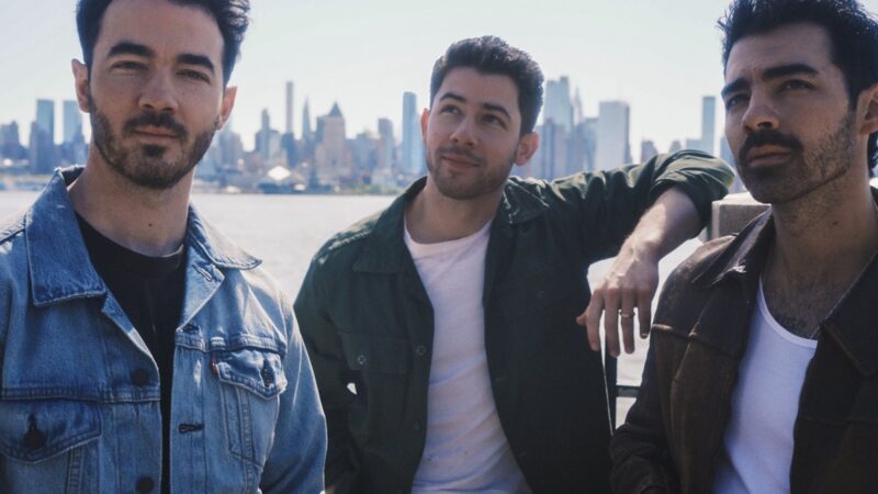 Tini participa de show dos Jonas Brothers em Buenos Aires e aumenta expectativa para apresentação em São Paulo
