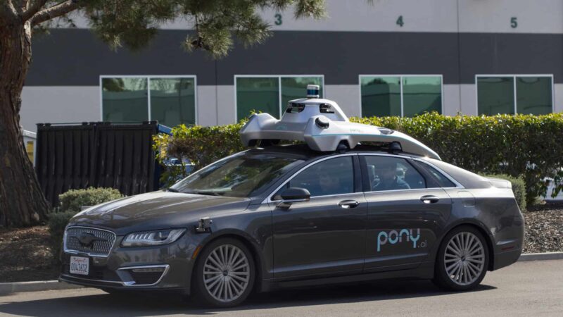 Entenda como direção autônoma: empresa eleva meta de robotáxis após alta de receita