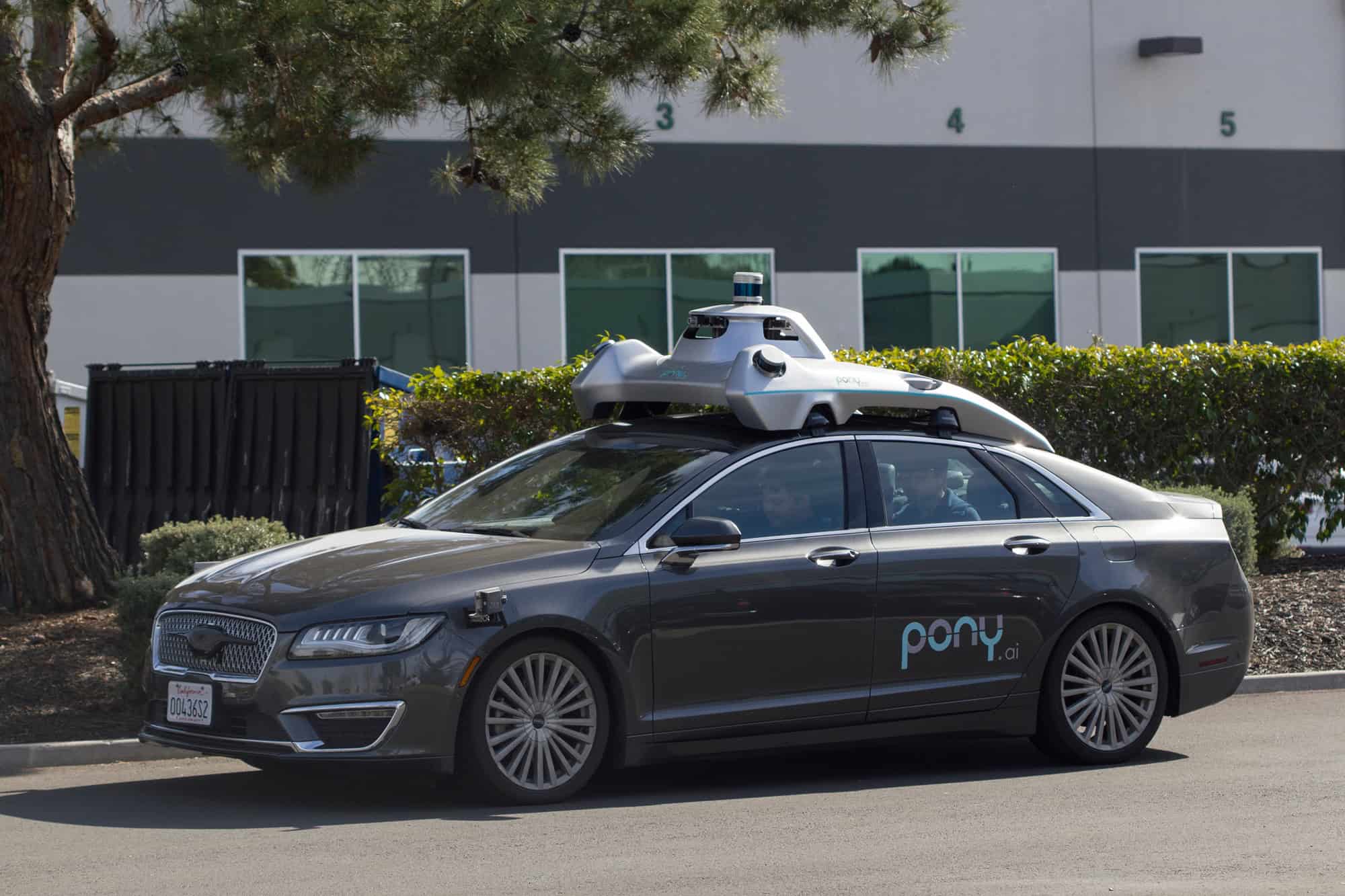 Entenda como direção autônoma: empresa eleva meta de robotáxis após alta de receita