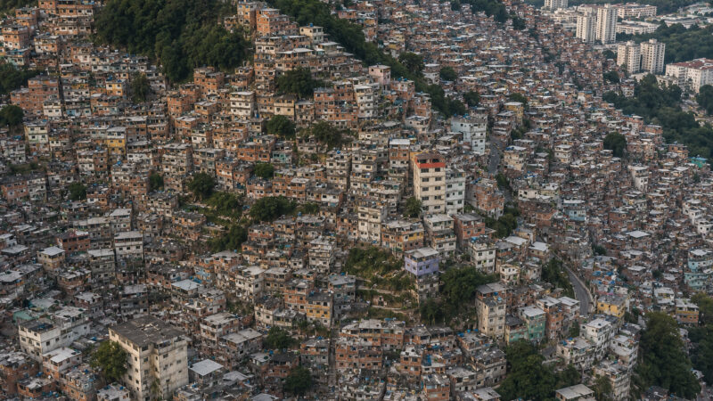 Rocinha, com mais de 100 mil moradores e 877 mil m² de ocupação, tornou-se símbolo de resistência urbana no Rio