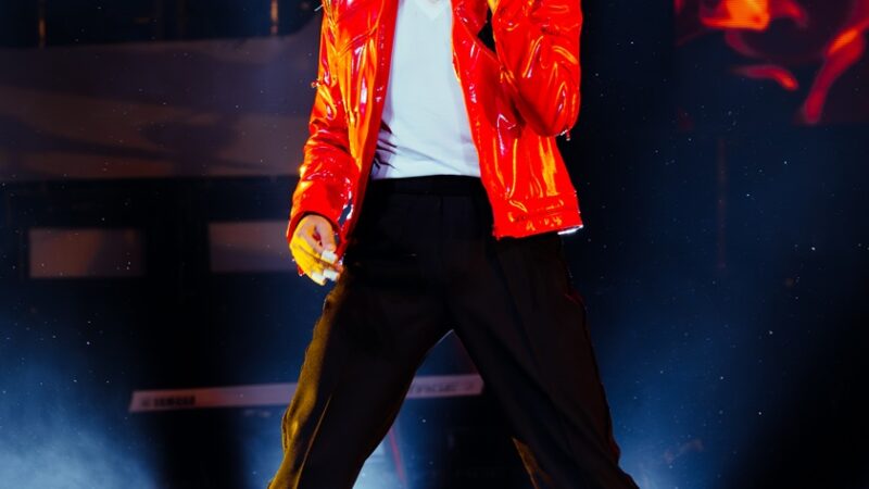 Rodrigo Teaser critica pontos deixados de lado em filme sobre Michael Jackson e conta bastidores de show para 15 mil na China