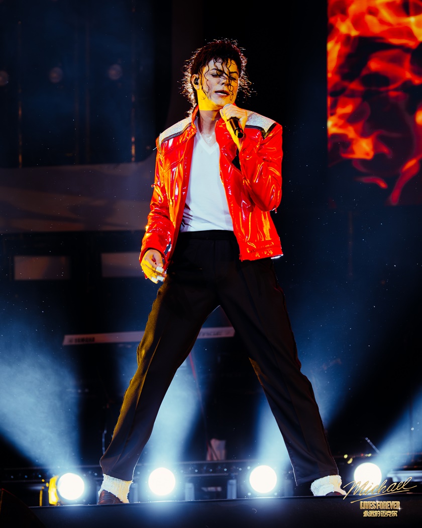 Rodrigo Teaser critica pontos deixados de lado em filme sobre Michael Jackson e conta bastidores de show para 15 mil na China