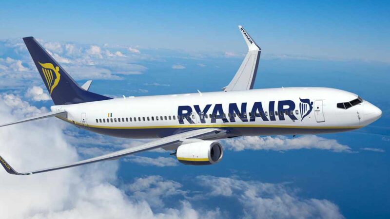 Ryanair fecha ano fiscal com lucro recorde de €2,26 bilhões impulsionado por alta de tarifas e mais passageiros
