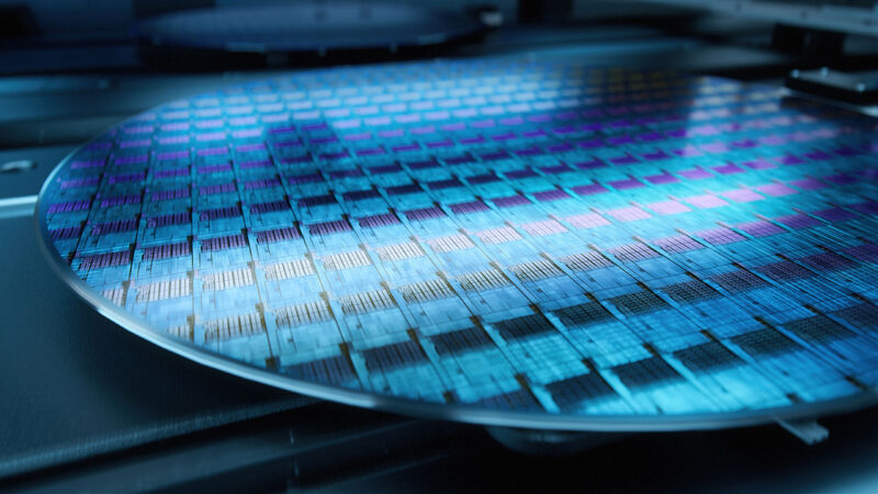 Conflito no Oriente Médio pressiona cadeia global de semicondutores voltada à IA