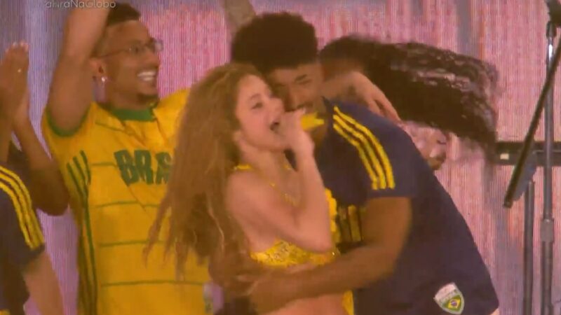 Influenciador Raphael Vicente sobe ao palco com Shakira após viralizar com dança de “Waka Waka”