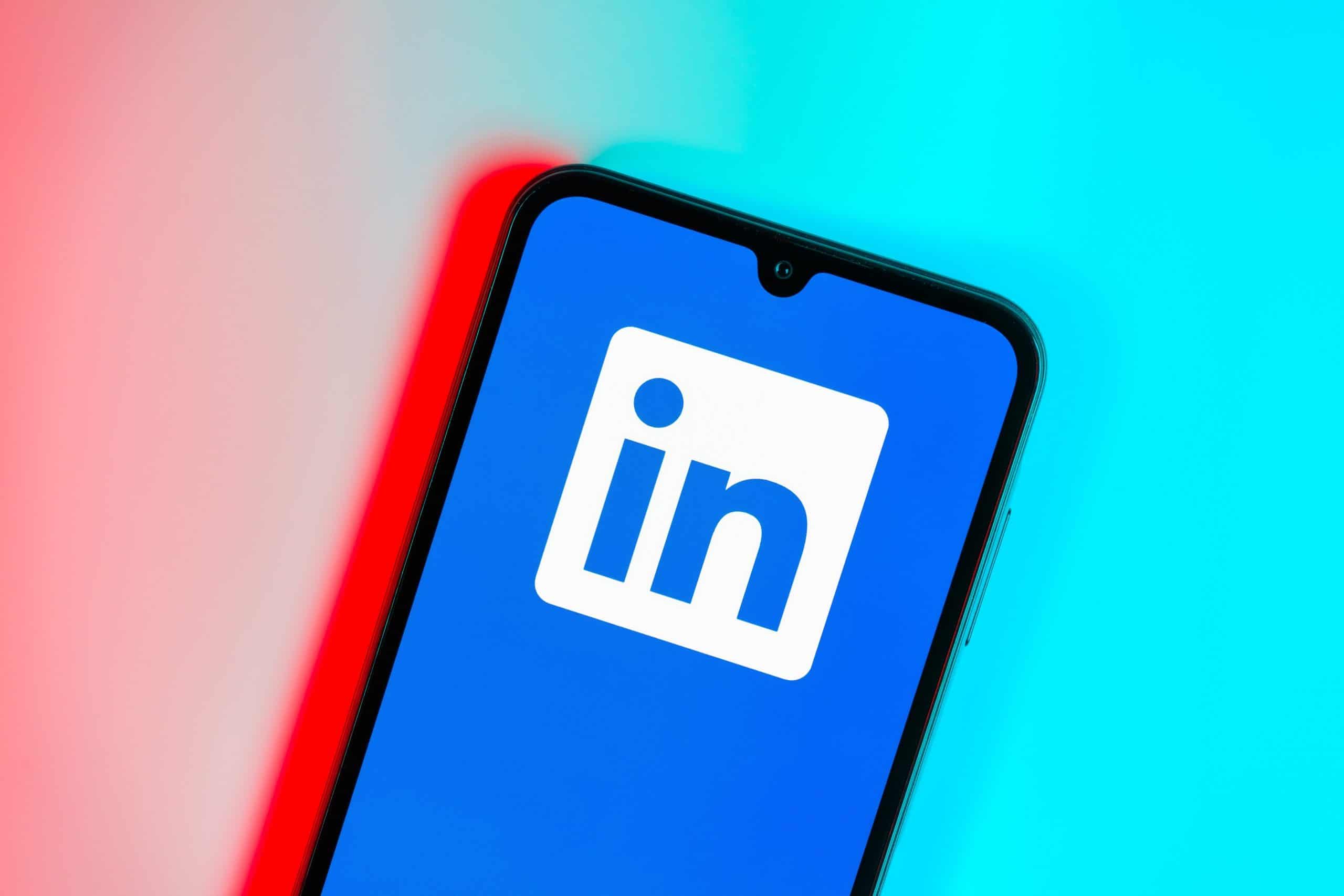 LinkedIn planeja demitir 5% dos funcionários em reestruturação para acelerar crescimento