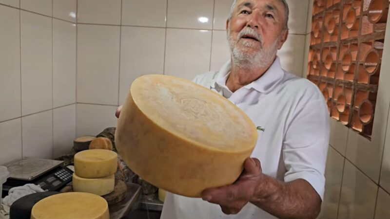 Produtor de 78 anos mantém produção de leite e queijos artesanais no alto da Serra do Condado
